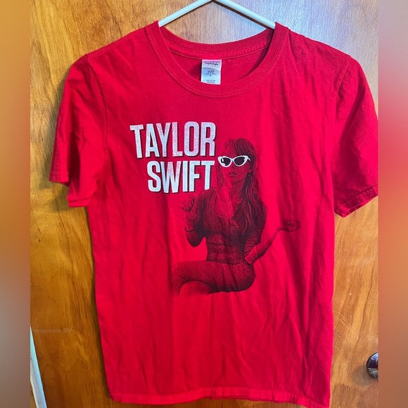 Gildan Tops - Vintage Taylor Swift The Red Tour Red Shirt White Glasses Small